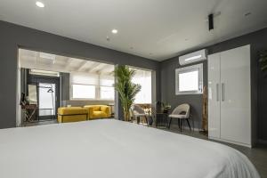 sypialnia z białym łóżkiem i salonem w obiekcie Casa Saidera w mieście Playa Blanca +33 zdjęcia
