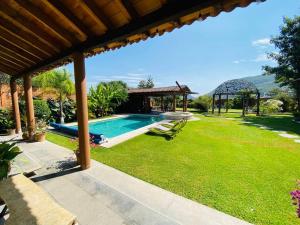 a backyard with a swimming pool and a gazebo at La Casa del Lago in Malinalco