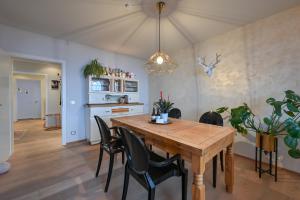 a dining room with a wooden table and chairs at Ferienwohnung #TIMEOUT in Pfronten