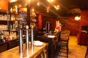 eine Bar mit vielen Flaschen Alkohol in der Unterkunft Sultani Hotel in Kinshasa