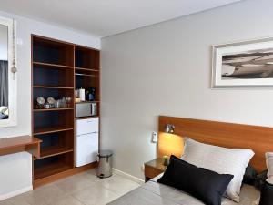 a living room with a couch and a microwave at Suite del sol 120 in Pinamar