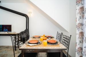 uma mesa com pratos de comida numa sala em Trendy Homes Casa Pitera em Rodalquilar