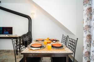 una mesa con platos de comida en una habitación en Trendy Homes Casa Pitera, en Rodalquilar