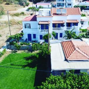 una vista aérea de una casa con patio en Jenny Apartments, en Karlovasi