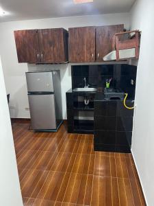 eine Küche mit einer Spüle und einem Kühlschrank in der Unterkunft Apt estudio calle97301 in Bogotá