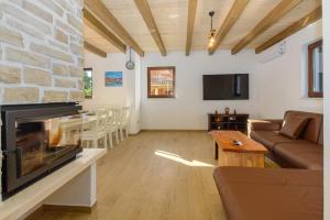 Μια τηλεόραση ή/και κέντρο ψυχαγωγίας στο Villa David - luxurious secluded villa with a heated pool