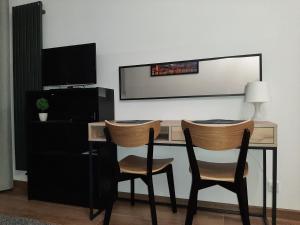 Televízia a/alebo spoločenská miestnosť v ubytovaní Apartament Zachód