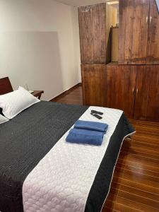 1 dormitorio con 1 cama con 2 toallas en Apt estudio calle97302, en Bogotá