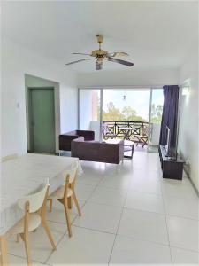 uma sala de estar com uma mesa e um sofá em Fraser Hill Silverpart Resort A3-1-1 Forest View With Lift em Bukit Fraser