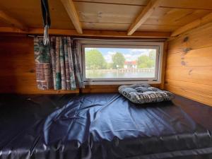 Postel nebo postele na pokoji v ubytování Hausfloßvermietung auf der Peene am Kummerower See in Mecklenburg Vorpommern 15 PS