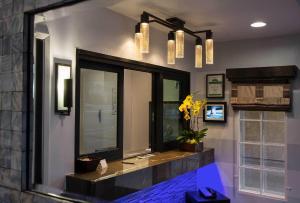Dapur atau dapur kecil di Regency Inn in Los Angeles