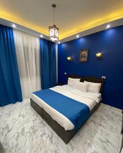 niebieska sypialnia z łóżkiem z niebieską ścianą w obiekcie Sunterra w Szarm el-Szejk