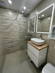 ein Bad mit einem Waschbecken und einer Dusche in der Unterkunft Monte CIELO in Nerja