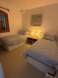 ein Schlafzimmer mit 2 Betten und einem Tisch mit Lampen in der Unterkunft Monte CIELO in Nerja
