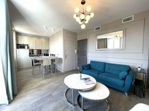 Predel za sedenje v nastanitvi TWO BEDROOM OLD TOWN CANNES