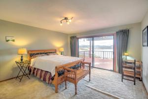 1 dormitorio con cama y ventana grande en Spacious Kelseyville Home with Large Lakefront Deck!, en Kelseyville
