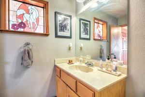 ein Bad mit einem Waschbecken und einem Spiegel in der Unterkunft Spacious Kelseyville Home with Large Lakefront Deck! in Kelseyville