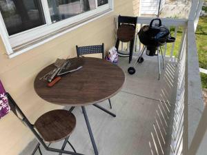 un tavolo e sedie su un portico con griglia di 2br 1 bath Upstairs AC WD Barnum West Near Belmar a Denver
