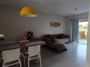 a living room with a table and a couch at Apartamento Térreo Villa das Águas in Estância