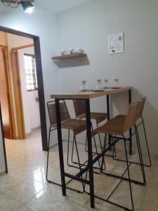 una mesa y sillas en una habitación en E.Z Céntrico, Mendoza en Mendoza