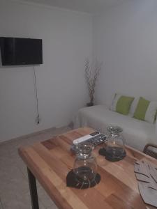 sala de estar con mesa y sofá en E.Z Céntrico, Mendoza en Mendoza