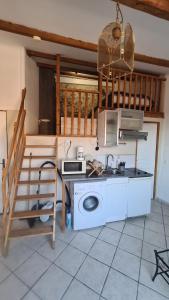 een keuken met een fornuis, een wastafel en een aanrecht bij Appartement charmant en Provence in Draguignan