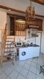 kuchnia z kuchenką, zlewem i blatem w obiekcie Appartement charmant en Provence w mieście Draguignan