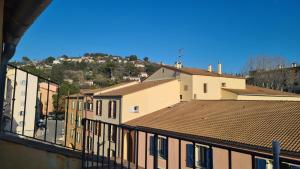 uitzicht op een stad met gebouwen en een berg bij Appartement charmant en Provence in Draguignan