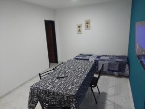聖羅莎的住宿－El descanso，客房设有桌子、床和桌椅。