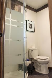 W łazience znajduje się toaleta i przeszklona kabina prysznicowa. w obiekcie Cabin 12 at Horse Creek Resort w mieście Rapid City