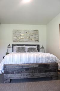 sypialnia z łóżkiem wykonanym z palety w obiekcie Cabin 12 at Horse Creek Resort w mieście Rapid City