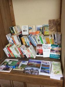 uma mesa com um monte de livros sobre ele em Satoyama Guest House Couture - Vacation STAY 43859v em Ayabe
