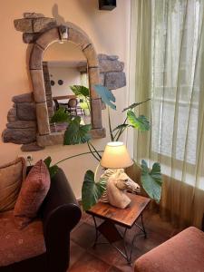 - un salon avec une table et une statue de lion dans l'établissement HOTEL BOLYARI, à Veliko Tarnovo