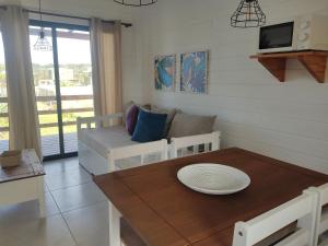ein Wohnzimmer mit einem Tisch und einem Sofa in der Unterkunft Serena Aparts in La Paloma
