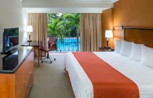 ein Hotelzimmer mit einem Bett und einem Balkon in der Unterkunft HS HOTSSON Hotel Tampico in Tampico