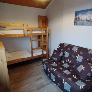 salon z łóżkiem i łóżkiem piętrowym w obiekcie Superbe appartement tout confort w mieście Lyaud