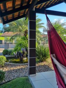 a hammock in a backyard with a fountain at Frieden Haus Pousada in Pomerode