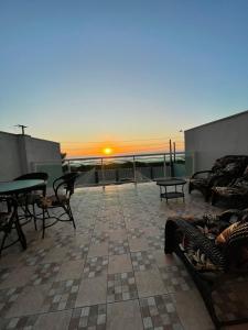 Rõdu või terrass majutusasutuses Tríplex de frente para o mar com 4 quartos