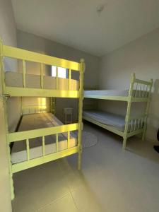Voodi või voodid majutusasutuse Tríplex de frente para o mar com 4 quartos toas