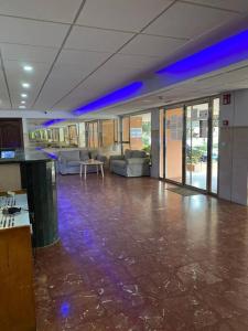 pusty pokój z holem z niebieskimi światłami w obiekcie Apartamento Familiar w mieście Benalmádena +23 zdjęcia