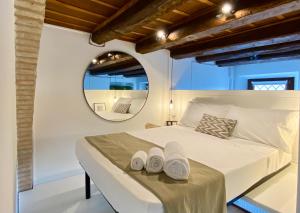 A bed or beds in a room at Il Barchio loft in un palazzo di fine 800 a Jesi Még 22 kép