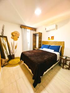 a bedroom with a large bed in a room at Arraial Praia Ap - Residence Club Praia dos Anjos in Arraial do Cabo