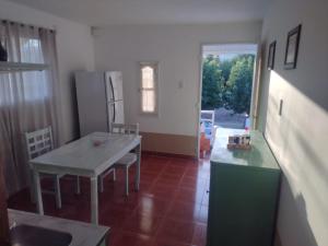 uma cozinha e sala de jantar com uma mesa e um frigorífico em Flor de Cardón em La Rioja