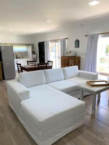 sala de estar con sofá blanco y mesa en Cabaña El Huerto en San Rafael