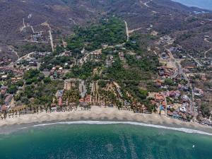 una vista aérea de un complejo en la playa en HOTEL CASA VICTORIA en Zihuatanejo