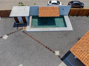 una vista aérea de una piscina con mesa y sillas en HOTEL CASA VICTORIA, en Zihuatanejo