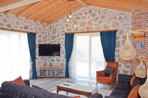 - un salon avec un canapé et une télévision dans l'établissement Villa Harmony, à Fethiye