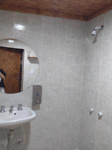 y baño con lavabo y espejo. en DORMIS P/2 en Luján de Cuyo