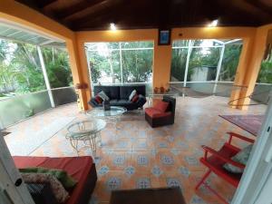 Χώρος καθιστικού στο Gorgeous Lakeview Front Lake Osborne