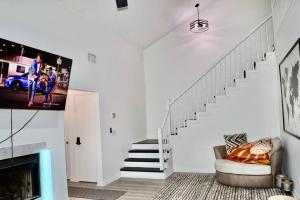 uma sala de estar com uma escada e uma televisão em Peaceful Family Lake House em Jacksonville